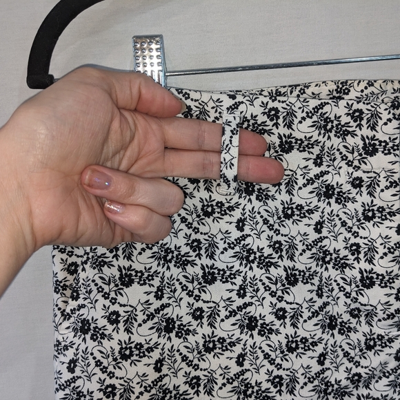 Ann Taylor White and Black Floral Cotton Capris size 4 - Picture 5 of 12